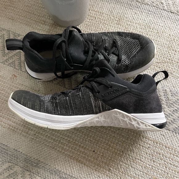 used tennis like new brand Nike size 9 super comfortable - Picture 2 of 3